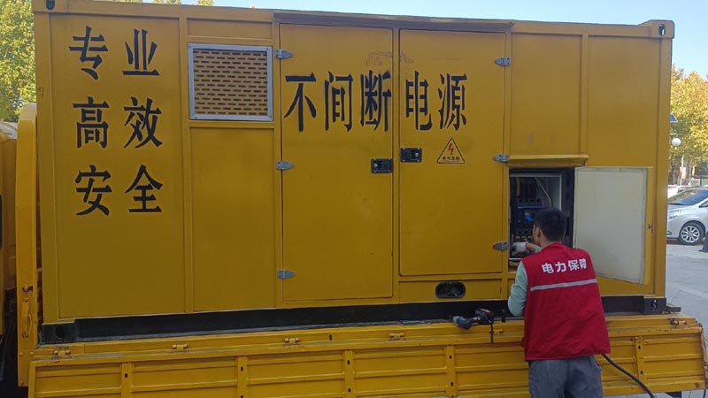 乌什柴油发电机组和UPS电源配合使用时，如何避免切换过程中的电力中断？